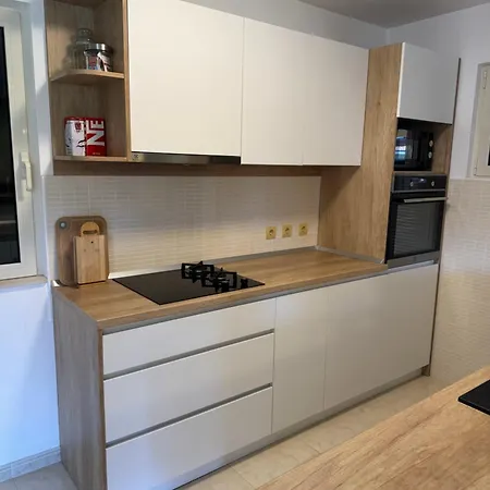 Garden View 마카르스카